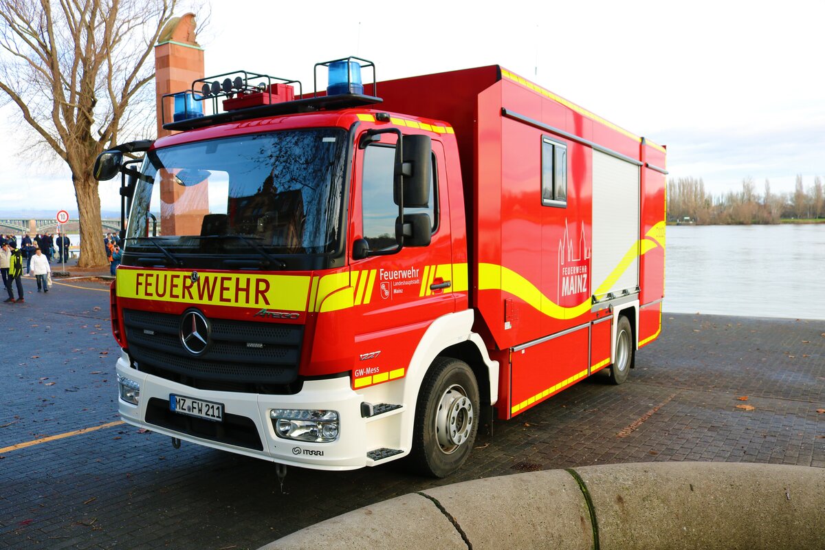 Feuerwehr Mainz Mercedes Benz Atego GW-Mess am 31.12.22 beim Silvesterschwimmen in Mainz am Rheinufer
