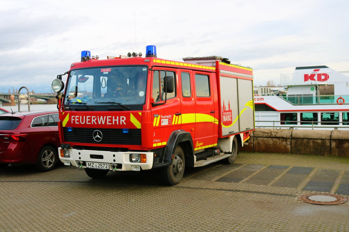 Feuerwehr Mainz Mercedes Benz LF8 am 31.12.22 beim Silvesterschwimmen in Mainz am Rheinufer