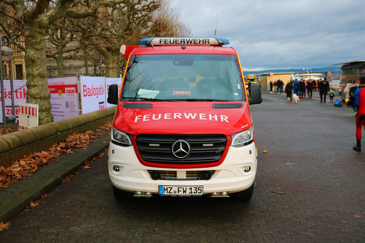 Feuerwehr Mainz Mercedes Benz Sprinter ELW der Wache 2 am 31.12.22 beim Silvesterschwimmen in Mainz am Rheinufer