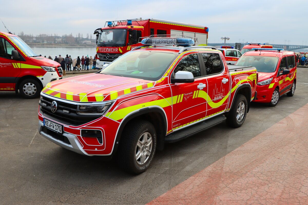 Feuerwehr Mainz VW Amarok Kdow (Florian Mainz 1/10-) am 31.12.25 beim Silvester Abschwimmen 2025 in Mainz am Rheinufer

