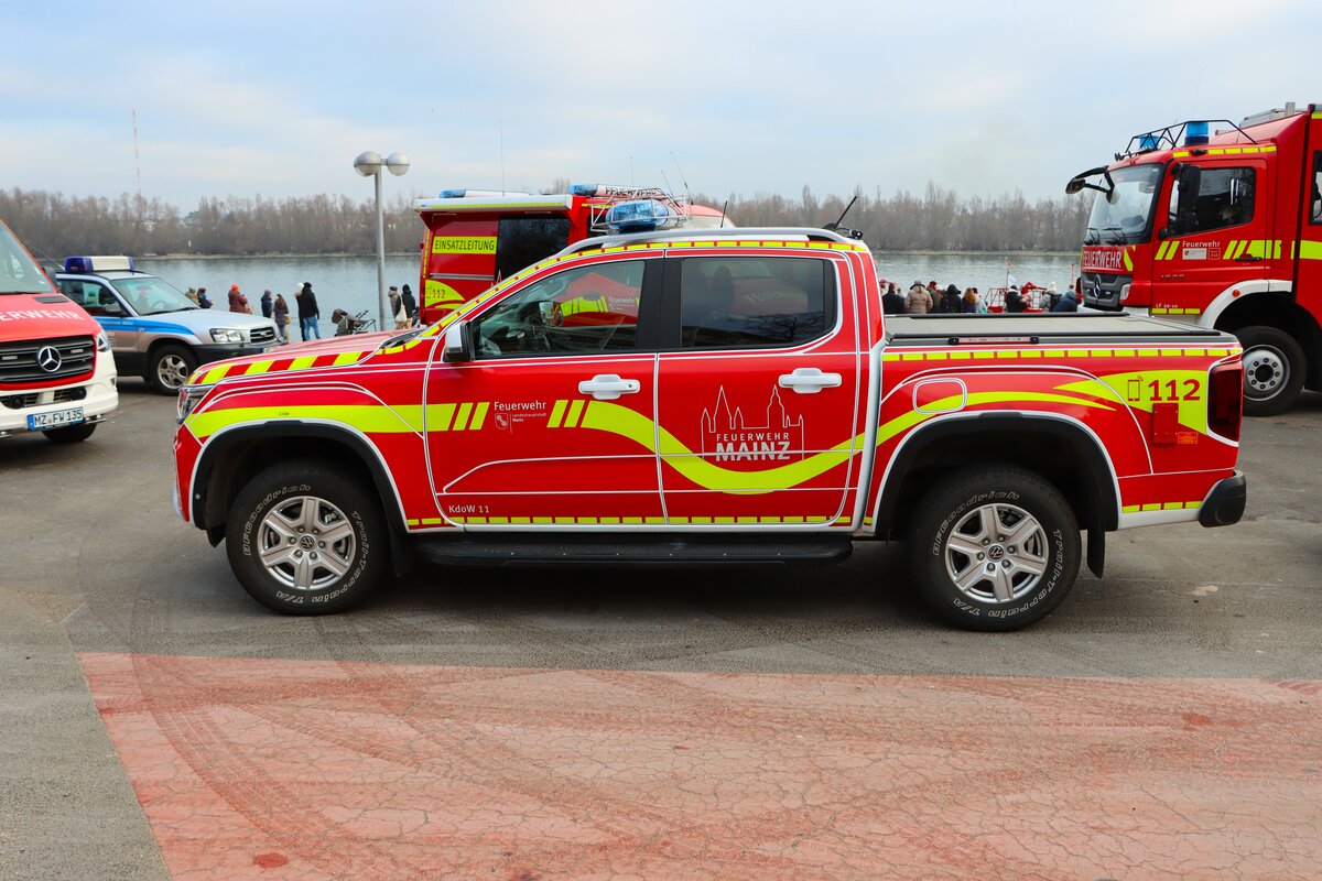 Feuerwehr Mainz VW Amarok Kdow (Florian Mainz 1/10-) am 31.12.25 beim Silvester Abschwimmen 2025 in Mainz am Rheinufer
