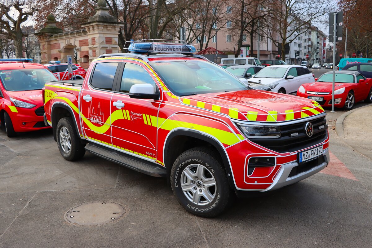 Feuerwehr Mainz VW Amarok Kdow (Florian Mainz 1/10-) am 31.12.25 beim Silvester Abschwimmen 2025 in Mainz am Rheinufer
