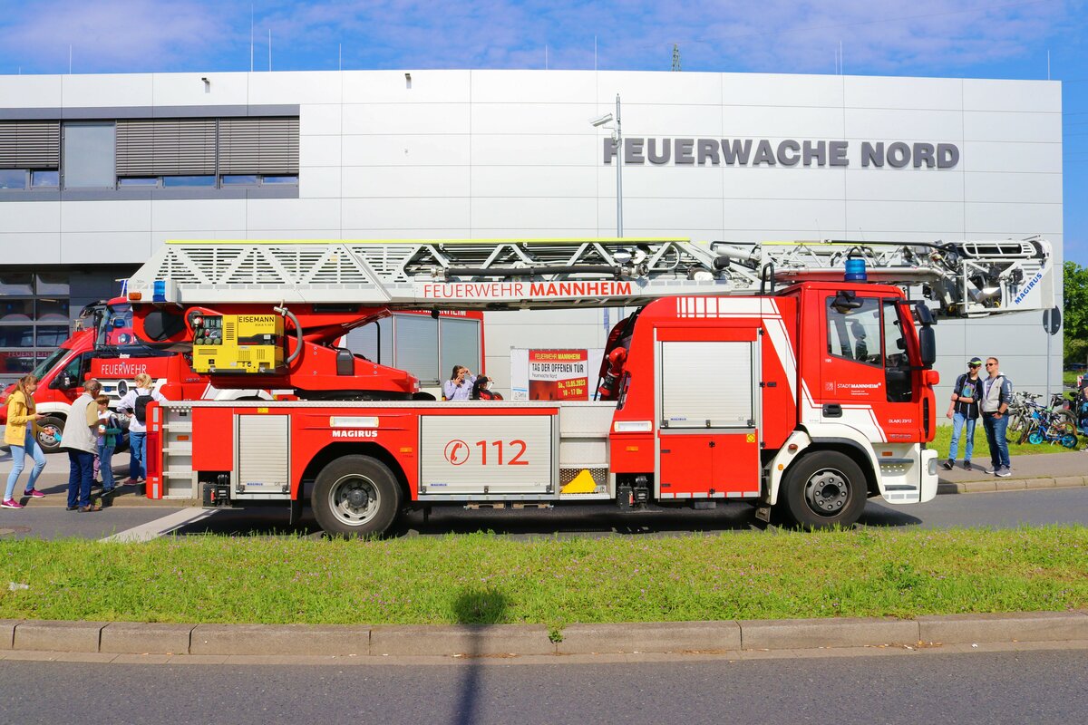 Feuerwehr Mannheim IVECO Magirus DLK23/12 am 13.05.23 beim Tag der offenen Tür der Wache Nord