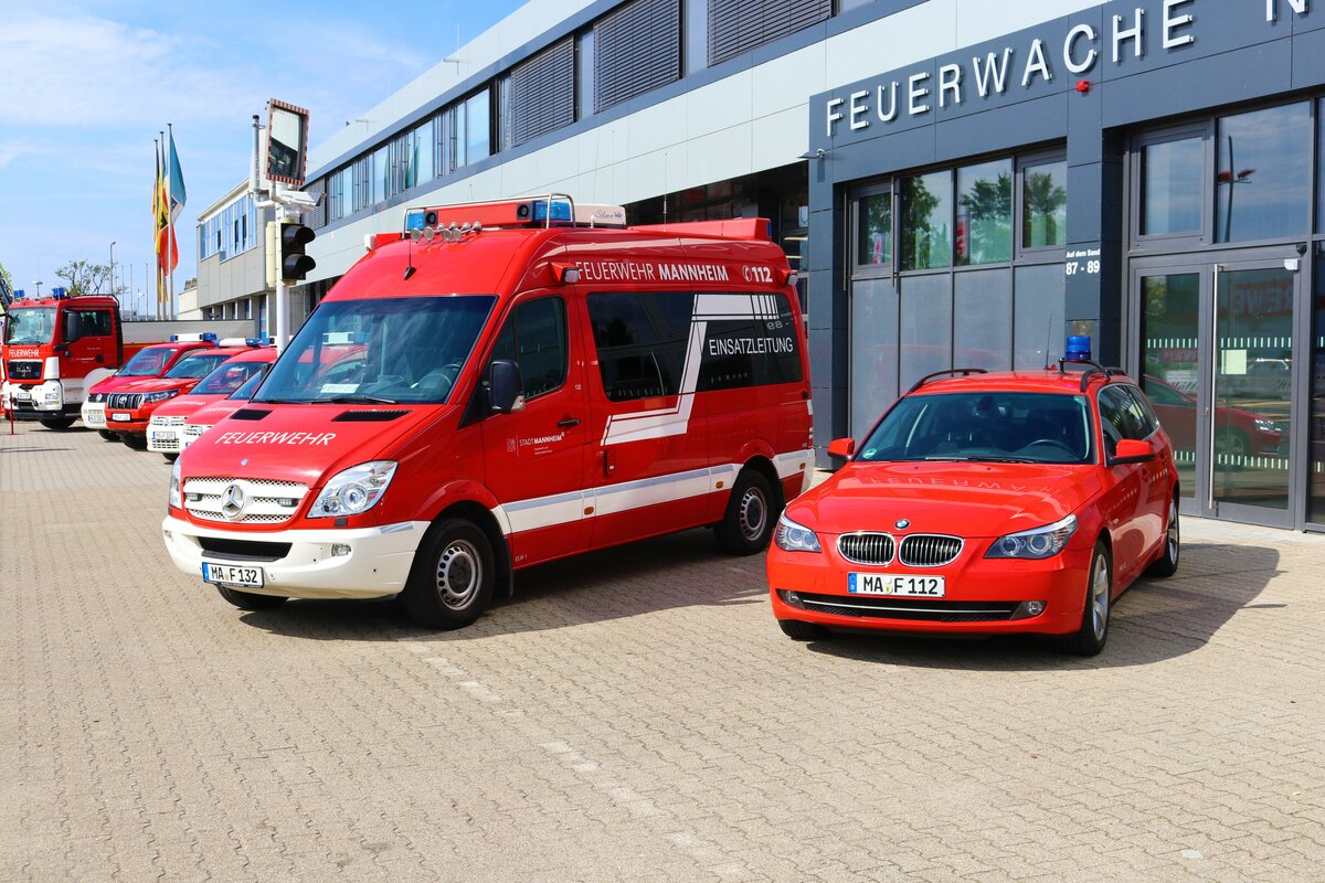 Feuerwehr Mannheim Mercedes Benz Sprinter ELW und BMW 5er KdoW am 13.05.23 beim Tag der offenen Tür der Wache Nord