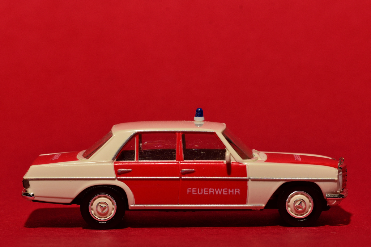 Feuerwehr Mercedes Benz 200/8 (W115), Brekina Modell 1:87 ,Tablefotografie eines alten Spielzeugautos.Aufnahme am 6.11.2020