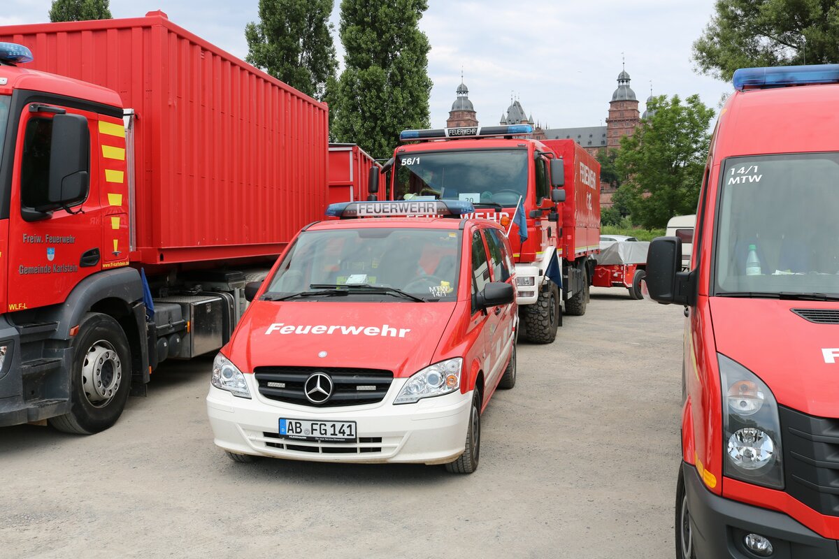 Feuerwehr Mercedes Benz Vito MTW am 24.07.21 auf dem Festplatz nach der Ankunft des Hilfeleistungskontingent Hochwasser/Pumpen Aschaffenburg aus dem Katastrophengebiet in Rheinland Pfalz