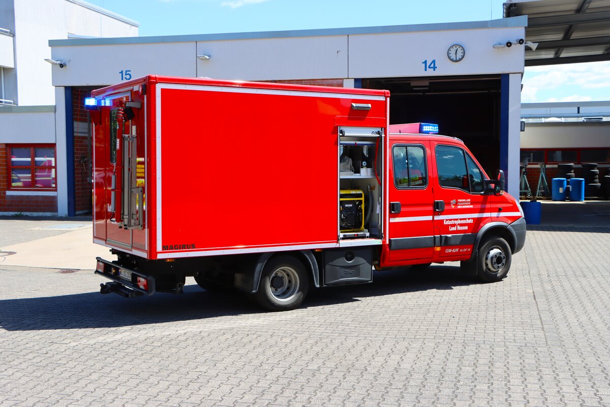 Feuerwehr Neu-Isenburg IVECO Daily GW-IuK (Florian Kreis Offenbach 14-1) am 13.06.26 bei einen Fototermin. Danke f�r das tolle Shooting