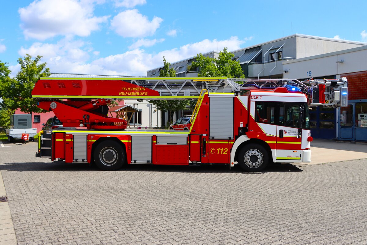 Feuerwehr Neu-Isenburg Mercedes Benz Econic 1830 LL Rosenbauer DLK (Florian Isenburg 1/30-1) am 13.06.26 bei einen Fototermin. Danke f�r das tolle Shooting