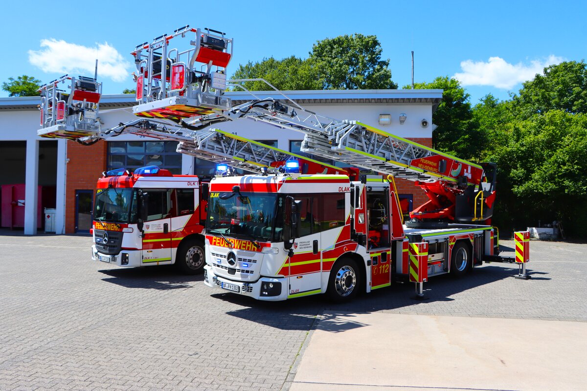 Feuerwehr Neu-Isenburg Mercedes Benz Econic 1830 LL Rosenbauer DLK (Florian Isenburg 1/30-1) und (Florian Isenburg 1/30-2) am 13.06.26 bei einen Fototermin. Danke f�r das tolle Shooting