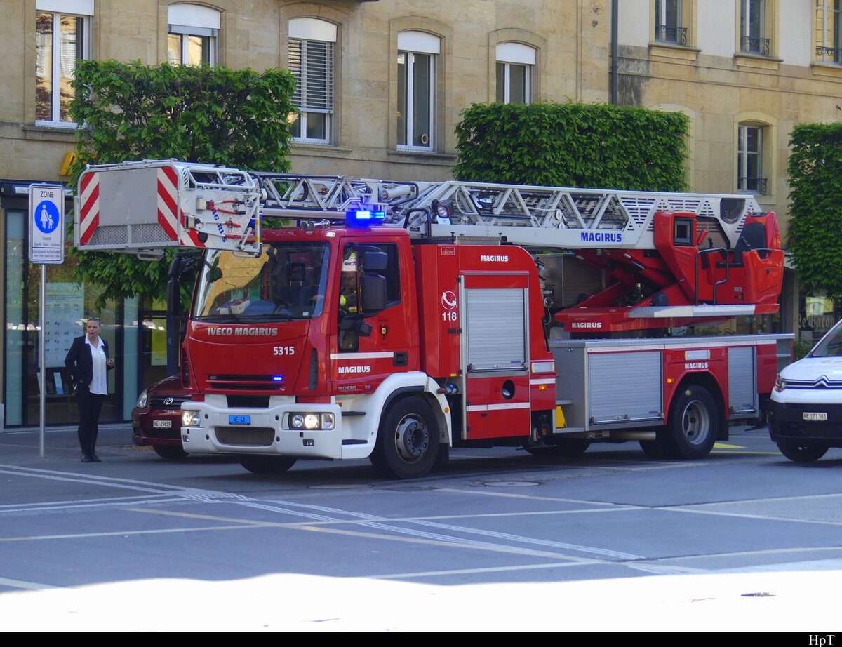 Feuerwehr Neuchâtel - MAGIRUS 160E30  NE 48 bei einem Einsatz in der Stadt Neuchâtel am 03.05.2022