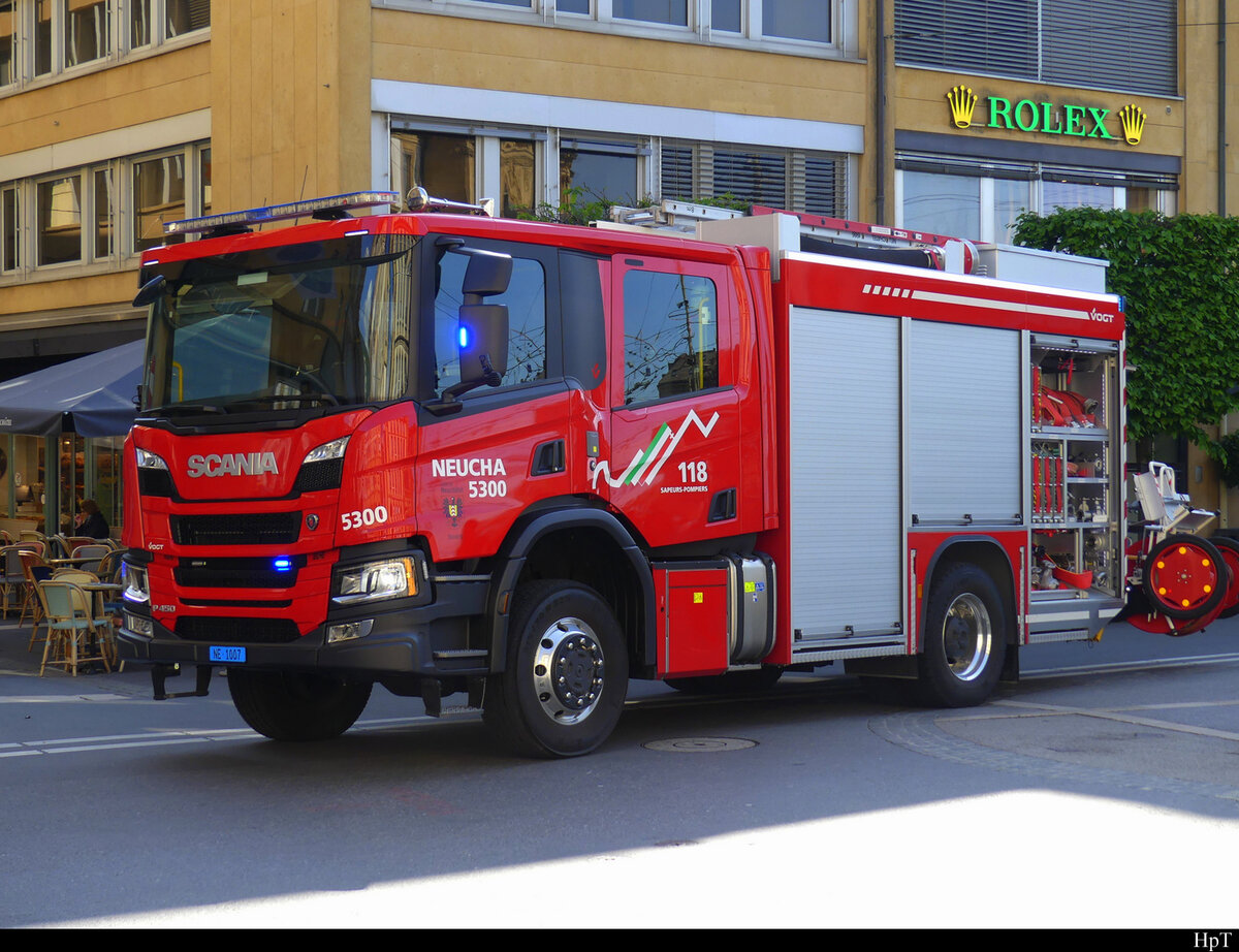 Feuerwehr Neuchâtel - Scania P450  NE 1007 bei einem Einsatz in der Stadt Neuchâtel am 03.05.2022