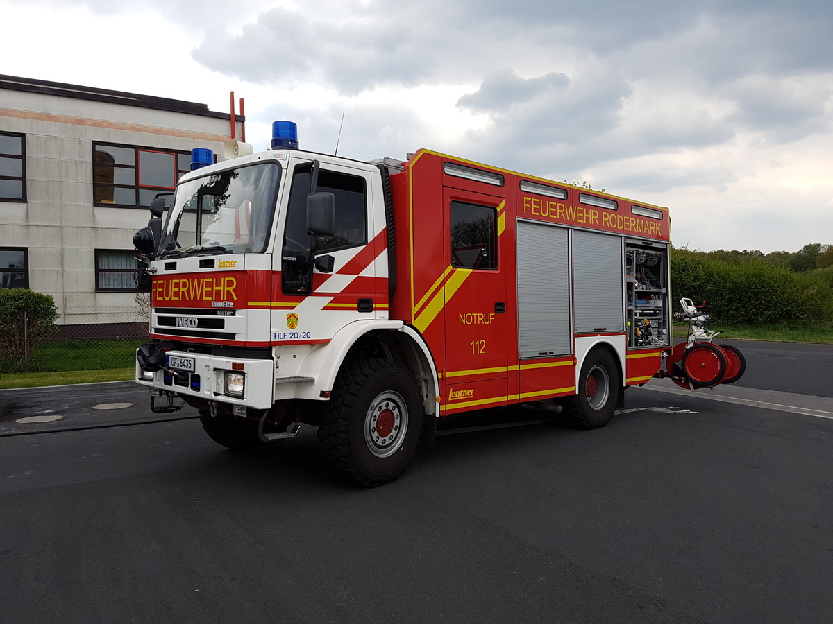 Feuerwehr Ober-Roden IVECO/Magirus HLF 20/20 (Florian Rödermark 1/46-1) am 28.04.17 bei einen Autobrand in Rödermark