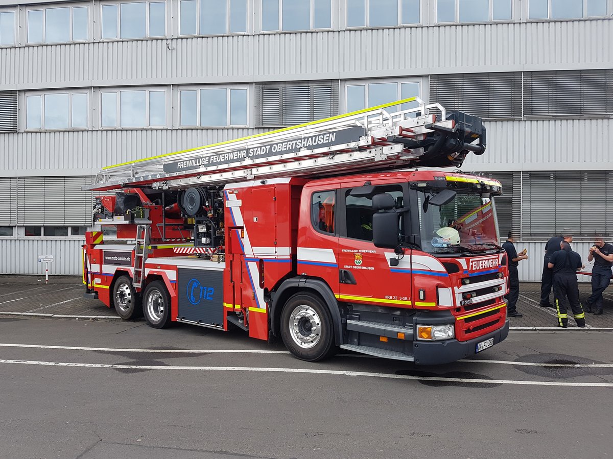 Feuerwehr Obertshausen Scania Hubrettungsbühne (HRB 32) (Florian Obertshausen 3-38-1) am 01.07.17 beim Tag der Offenen Tür der Firma Karl Mayer
