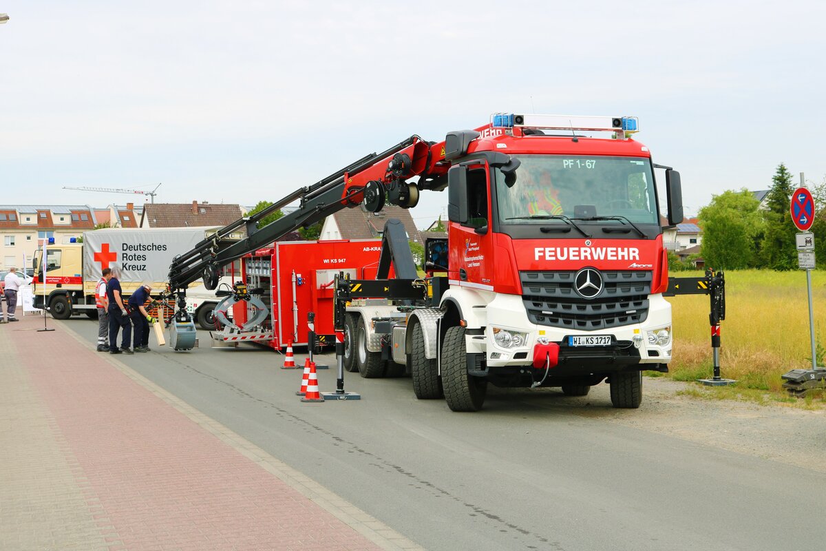 Feuerwehr Pfungstadt Mercedes Benz Arocs WLF KatS mit AB-Kran am 04.06.22 beim Tag der offenen Tür des THW