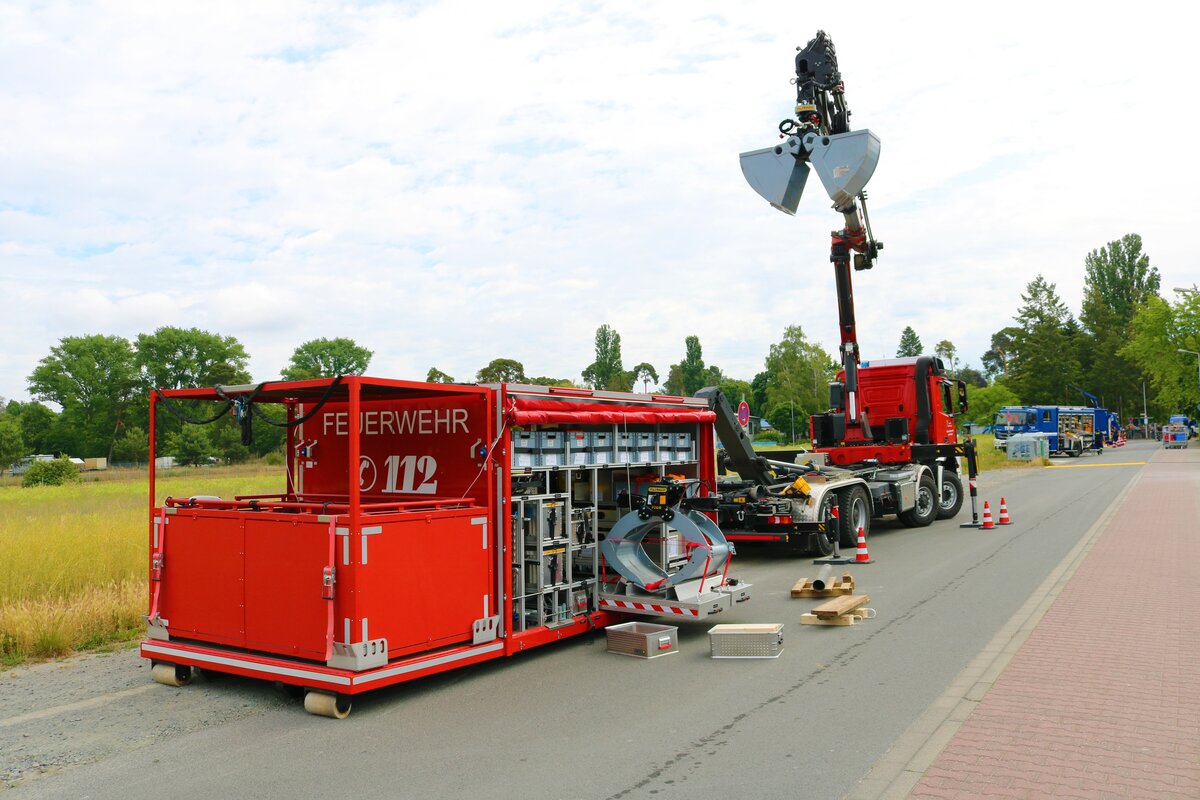 Feuerwehr Pfungstadt Mercedes Benz Arocs WLF KatS mit AB-Kran am 04.06.22 beim Tag der offenen Tür des THW