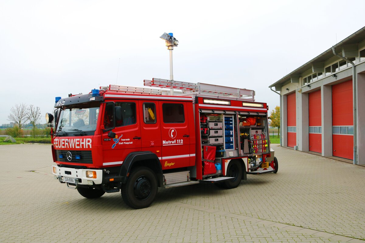 Feuerwehr Pfungstadt West Mercedes Benz TLF (Florian Pfungstadt 2-22) am 12.11.22 bei einen Fototermin