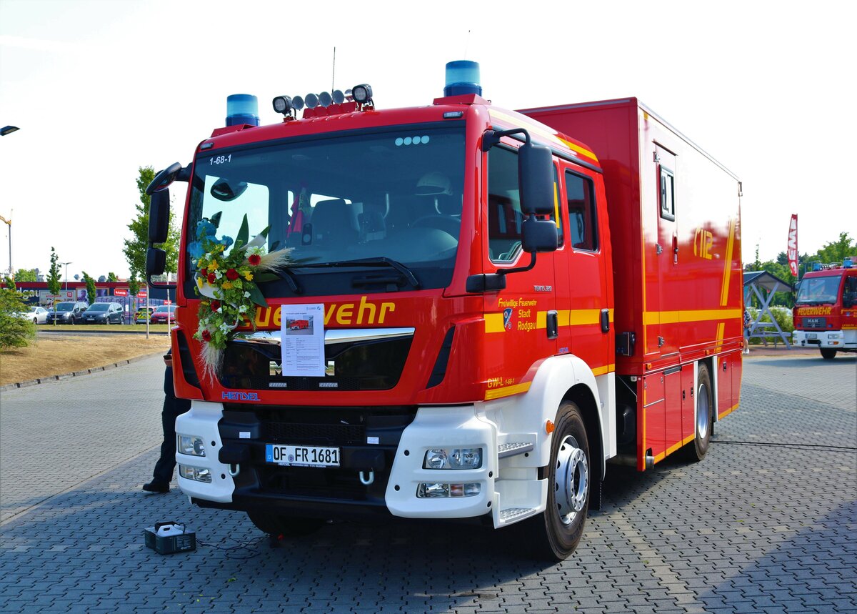 Feuerwehr Rodgau MAN TGM GW-L am 08.06.23 beim Tag der offenen Tür feierlich geschmückt für die Fahrzeugübergabe