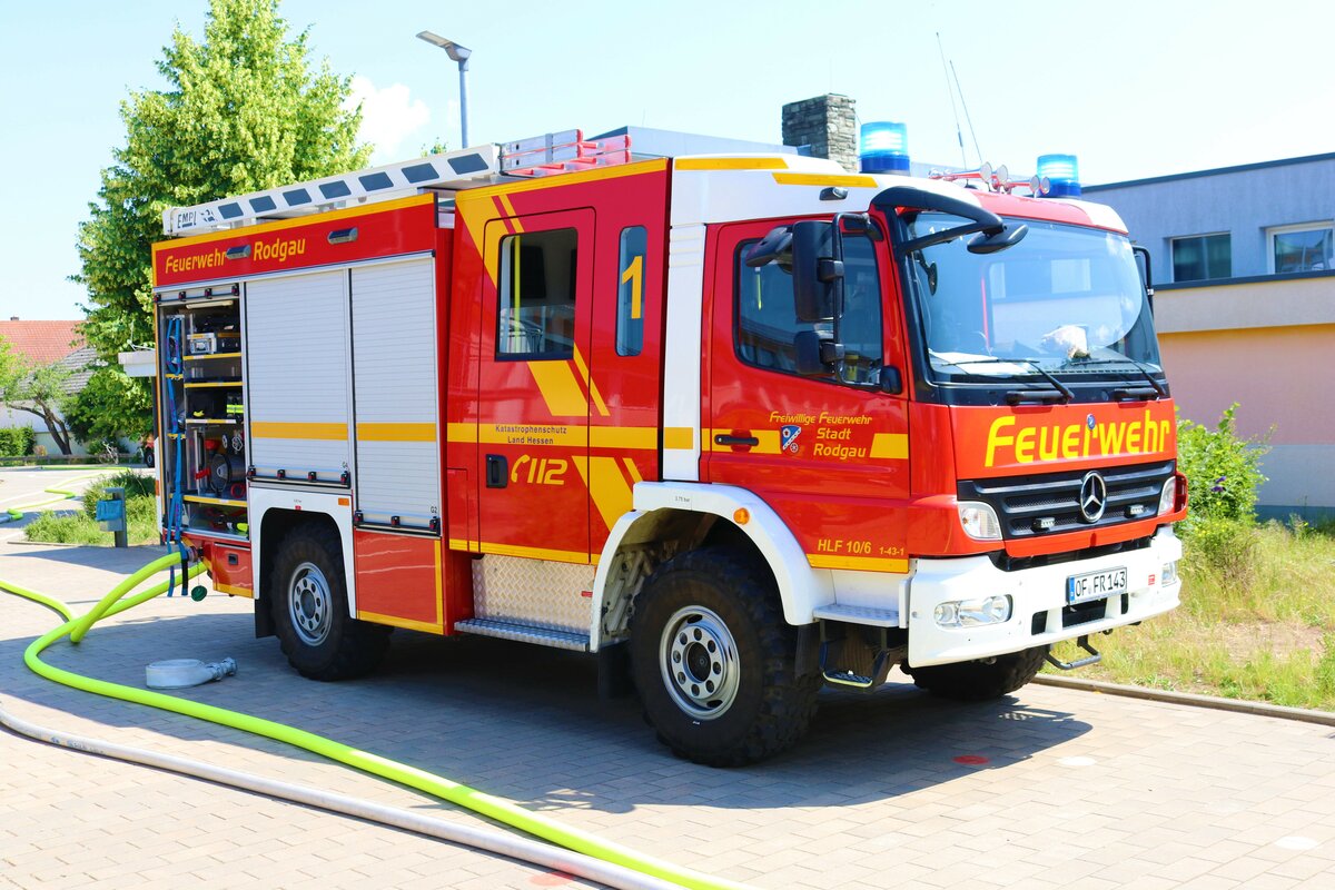 Feuerwehr Rodgau Mercedes Benz Atego HLF10/6 am 17.06.23 bei einer Jugendfeuerwehrübung in Rödermark