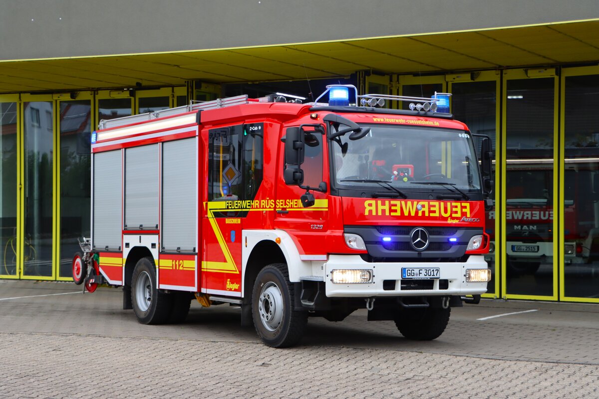 Feuerwehr R�sselsheim Bauschheim Mercedes Benz Atego 1429 AF Ziegler StlF20/25 (Florian R�sselsheim 4/41) am 25.08.26 bei einen Fototermin. Danke f�r das tolle Shooting
