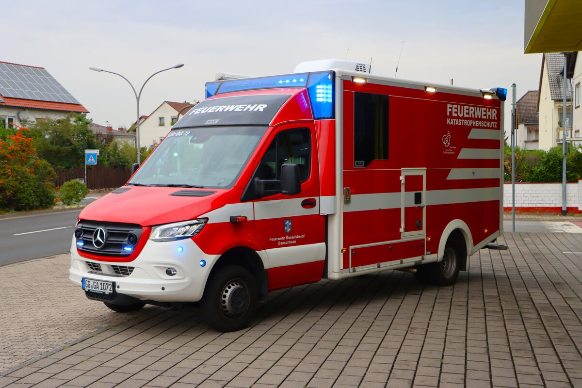Feuerwehr R�sselsheim Bauschheim/Kreis Gro� Gerau Mercedes Benz Sprinter 519 CDI WAS GW-Mess (Florian Kreis Gro� Gerau 72) am 25.08.26 bei einen Fototermin. Danke f�r das tolle Shooting
