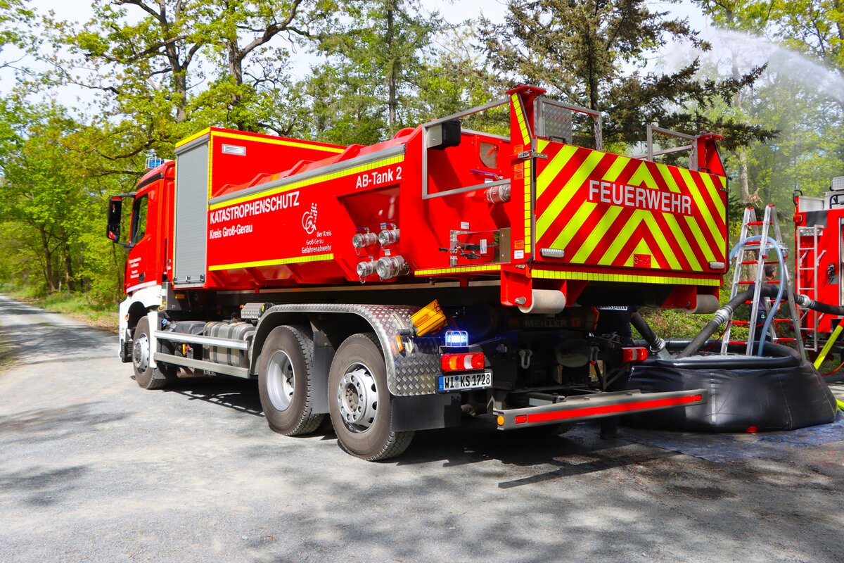 Feuerwehr R�sselsheim Mercedes Benz Arocs 2542 WLF Kats (Florian R�sselsheim 2/66) mit AB-Tank 2 des Kreis Gro� Gerau am 25.04.26 bei einer Waldbrand�bung in Kelsterbach