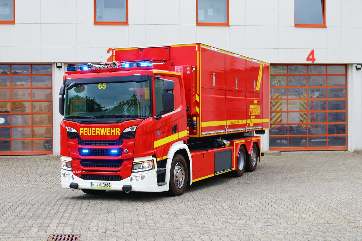 Feuerwehr Schwetzingen Scania G440 WLF mit AB-Gefahrgut/Technik (Florian Schwetzingen 65) am 26.08.23 bei einen Fototermin. Danke für das tolle Shooting 