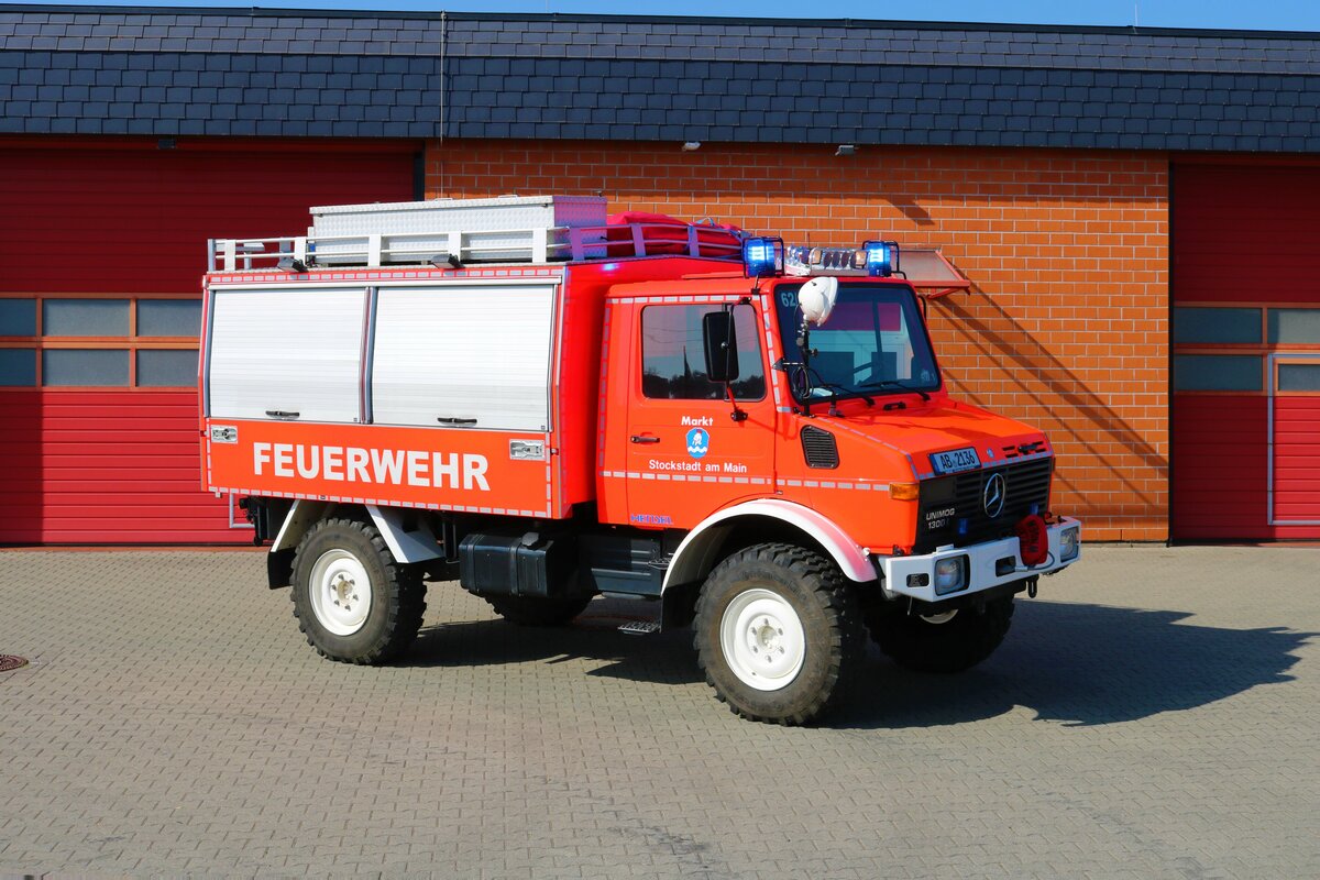 Feuerwehr Stockstadt am Main Mercedes Benz Unimog 1300 RW (Florian Stockstadt 62/1) am 26.03.22 bei einen Fototermin