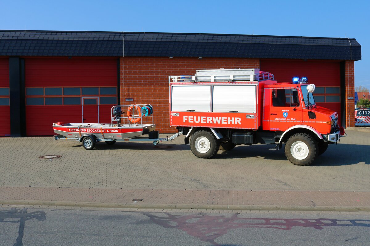 Feuerwehr Stockstadt am Main Mercedes Benz Unimog 1300 RW (Florian Stockstadt 62/1) mit dem RTB1 am 26.03.22 bei einen Fototermin