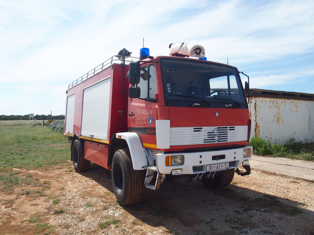 Feuerwehrauto Mercedes. Flughafen Mali Losinj am 20.10.2015