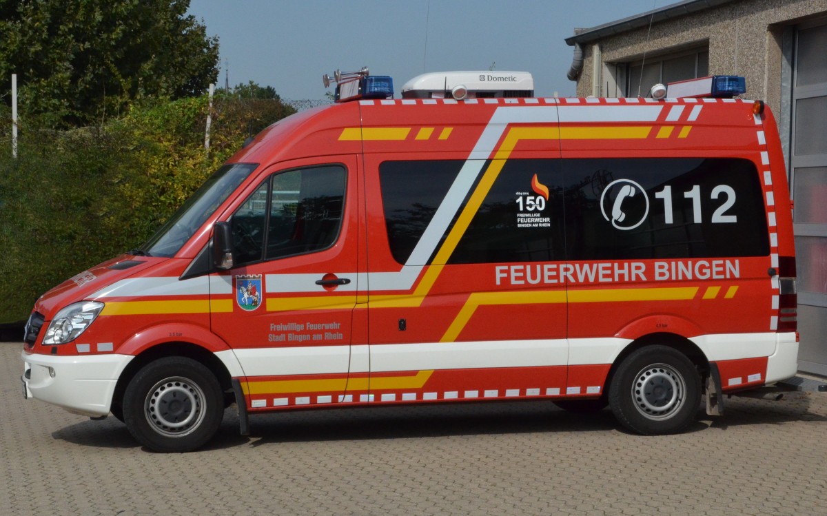 Feuerwehrfahrzeug  Mercedes Sprinter 316 CDI der Freiwilligen Feuerwehr  Bingen am Rhein, gesehen am  28.09.2013.