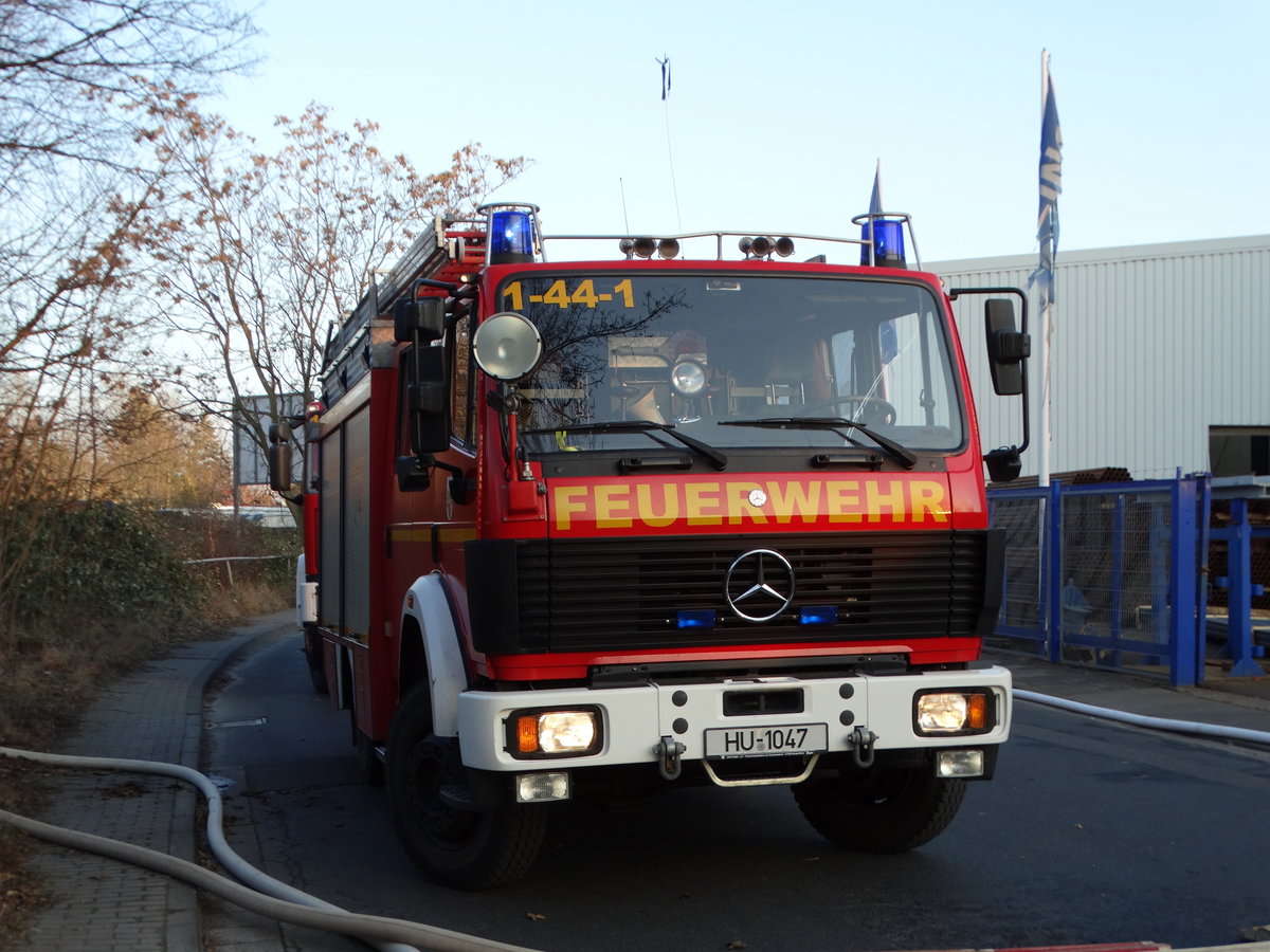 FF Hanau Mitte Mercedes Benz LF 16/12 (Florian Hanau 1/44/1) am 26.01.17 bei einen Großbrand in Maintal Bischofsheim 