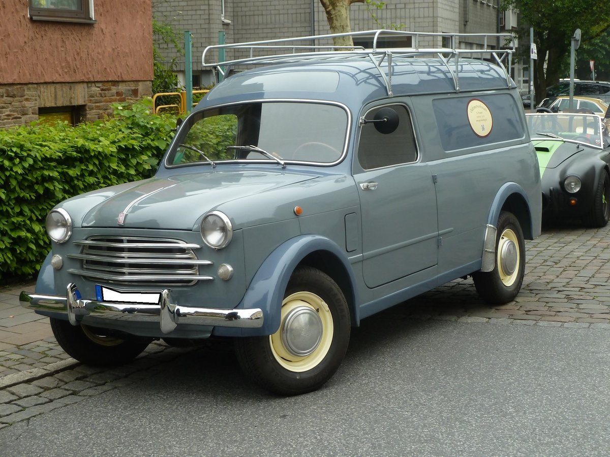 Fiat 1100-103E Furgoncino, gebaut von 1956 bis 1959.
Auf Bais des Erfolgsmodells  Millecento  bauten die Turiner ab dem Jahr 1954 einen Pickup und den abgelichteten Kastenwagen. Ab dem Modelljahr 1956 war die Front so gestylt, wie bei dem Auto auf dem Foto. Die Nutzlast dieses Kleintransporters wurde mit 800 Kilogramm angegeben. Angetrieben wird der Wagen vom Vierzylinderreihenmotor aus der 1100´er Limousine. Dieser Motor hat einen Hubraum von 1089 cm³, leistet im Furgoncino aber abgespeckte 37 PS, anstatt der sonst üblichen 43 PS. 12. Oldtimertreffen in Essen-Kettwig am 01.05.2019.