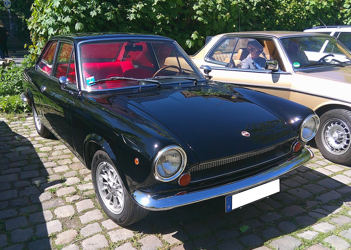 Fiat 124 Sport Coupe wie es von 1967 bis 1976 mit einigen Facelift´s im Programm von Fiat war.. Das Sport Coupe basierte auf der Fiat 124 Limousine. Hier wurde ein Fahrzeug der ersten Serie, wie es bis 1972 gebaut wurde, abgelichtet. Der im Farbton  nero  lackierte Wagen leistet 90 PS aus einem Vierzylinderreihenmotor mit einem Hubraum von 1438 cm³. 18. Kettwiger Oldtimerfrühling in Essen Kettwig am 01.05.2026.