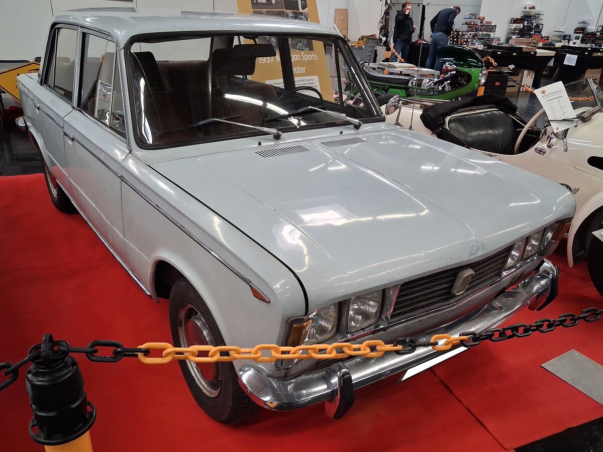 Fiat 125, der Modelljahre 1967 bis 1972. Das Modell wurde 1967 vorgestellt. Angetrieben wird der 125´er von einem Vierzylinderreihenmotor mit oben liegenden Nockenwellen. Aus einem Hubraum von 1608 cm� wird mit diesem Motor eine Leistung von 90 PS erreicht. Ausger�stet mit einem serienm��igen F�nfganggetriebe erreicht der Wagen eine Spitzengeschwindigkeit von 163 km/h. Der gezeigte Fiat verlie� im zweiten Modelljahr = 1968 die Turiner Werkshallen. Das Auto ist bis heute nicht restauriert worden. Techno Classica Salon in Dortmund am 25.09.2026.