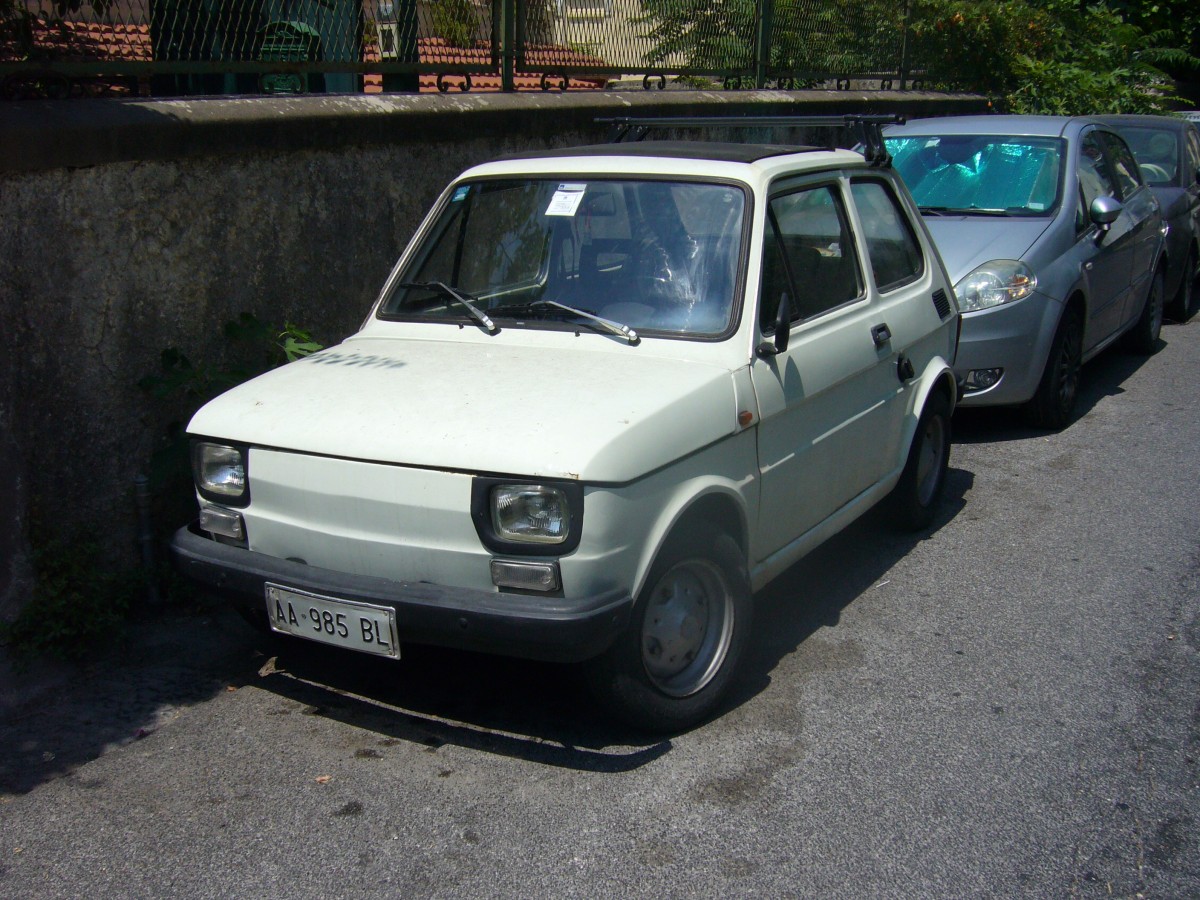 Fiat 126. 1972 - 2000. Dieser Kleinwagen wurde 1972 vorgestellt und als 126P (Maluch) in Polen noch bis 2000 produziert. Der aus dem Cinquecento stammende 2-Zylindermotor leistet 23 PS aus 595 cm³ Hubraum. Ischia/Porto am 11.07.2015.