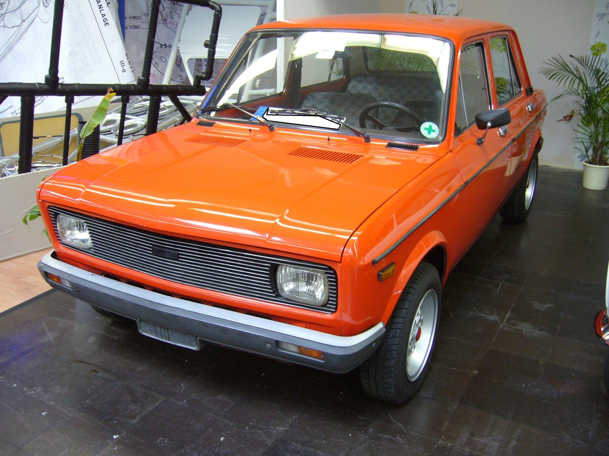 Fiat 128. 1969 - 1983. Der 128´er war der Nachfolger des legendären  Millecento . Es gab ihn als zwei- und viertürige Limousine oder als dreitürigen Kombi, die Familiare oder Panorama hießen. Hier wurde ein Modell der dritten Serie ab 1976 abgelichtet. Techno Classica Essen am 09.04.2016.