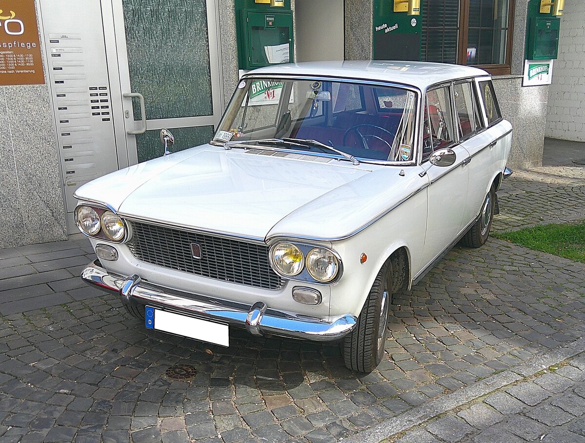 Fiat 1500 Familiare aus dem Jahr 1966. Dieses Kombimodell wird von seinen Eigent�mern liebevoll  Gianni  genannt. Der Vierzylinderreihenmotor dieses  Millecinquecento  hat einen Hubraum von 1481 cm� und leistet in diesem Modell 75 PS. Oldtimer Fr�hling des AMC Kettwig am 01.05.2026 in Essen Kettwig.