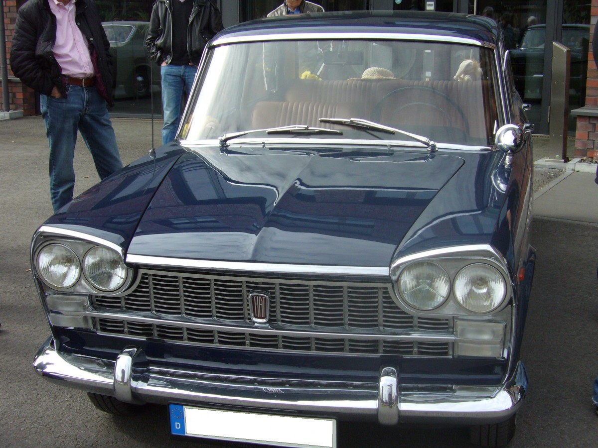 Fiat 2300 Limousine. 1961 - 1963. Der 2300 war das Spitzenmodell der auf dem Genfer Salon 1959 vorgestellten Baureihe. Darunter rangierten der 1800 und der 2100. Alle Modelle waren mit einem 6-Zylinderreihenmotor ausgerüstet. Beim 2300 leistet dieser 105 PS aus 2279 cm³ Hubraum. Oldtimertreffen Kokerei Zollverein am 06.04.2014.