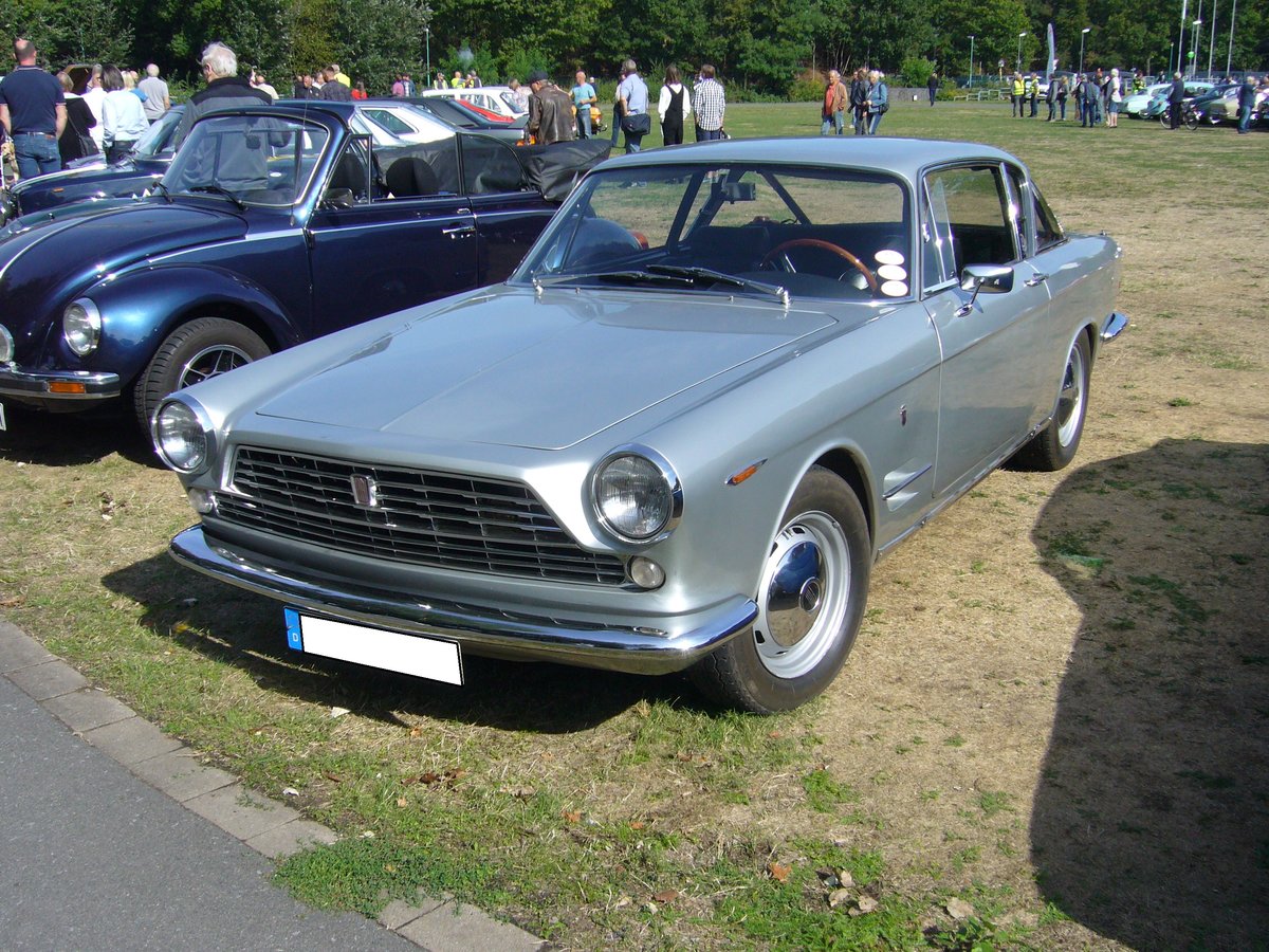Fiat 2300S Coupe, gebaut von 1961 bis 1968. Das von Ghia gezeichnete Coupe wurde auf dem Turiner Autosalon 1960 vorgestellt und ging ab 1961 in Serie. Bis 1964 gab es das Coupe als 2300 und 2300S. Beide Versionen hatten einen Sechszylinderreihenmotor mit einem Hubraum von 2279 cm³. Der 2300 leistet 105 PS und der 2300S 136 PS. Nach den Werksferien 1964 wurde nur noch der 2300S produziert. Oldtimertreffen Duisburg-Wedau am 26.08.2018.
