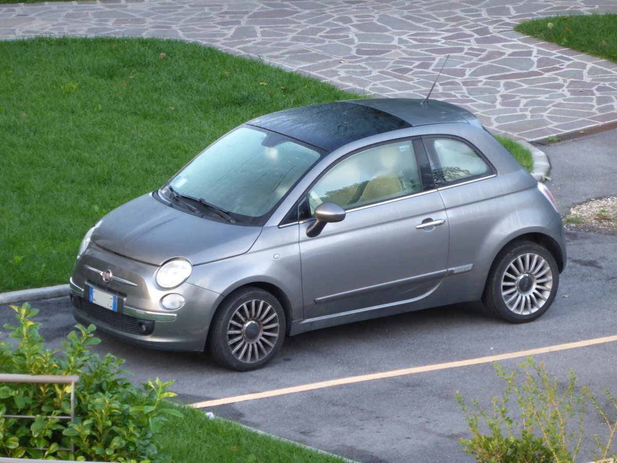 FIAT 500 auf einem Parkplatz in Brescia (I), 18.09.2016