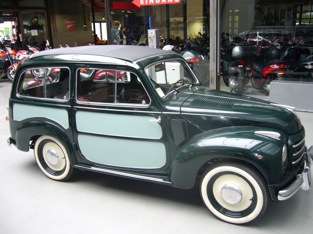 Fiat 500 C Belvedere. 1951 - 1955. Der Belvedere war das Ganzstahlkombimodell aus der 500 C Reihe. Der 4-Zylinderreihenmotor leistet 16,5 PS aus 569 cm³ Hubraum. Classic Remise Düsseldorf am 27.04.2014.