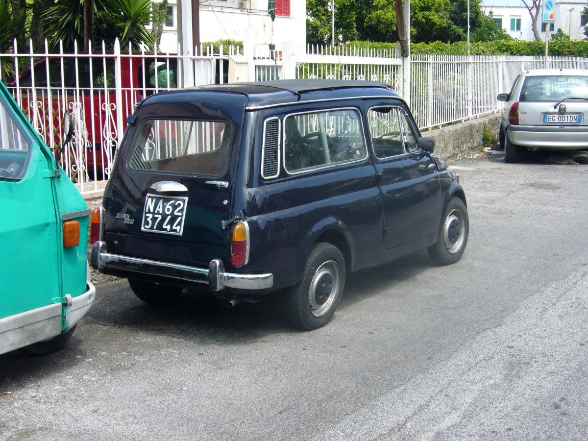 Fiat 500 D Giardiniera. 1960 - 1966. Das Kombimodell Giardiniera (zu deutsch = Gärtnerin) wurde von 1966 bis 1972 bei Autobianchi weiter gebaut. Der im Heck des kleinen Kombiwagens liegend verbaute 2-Zylinderreihenmotor leistet 17,5 PS aus 499 cm³ Hubraum. Ischia-Porto am 06.07.2015.