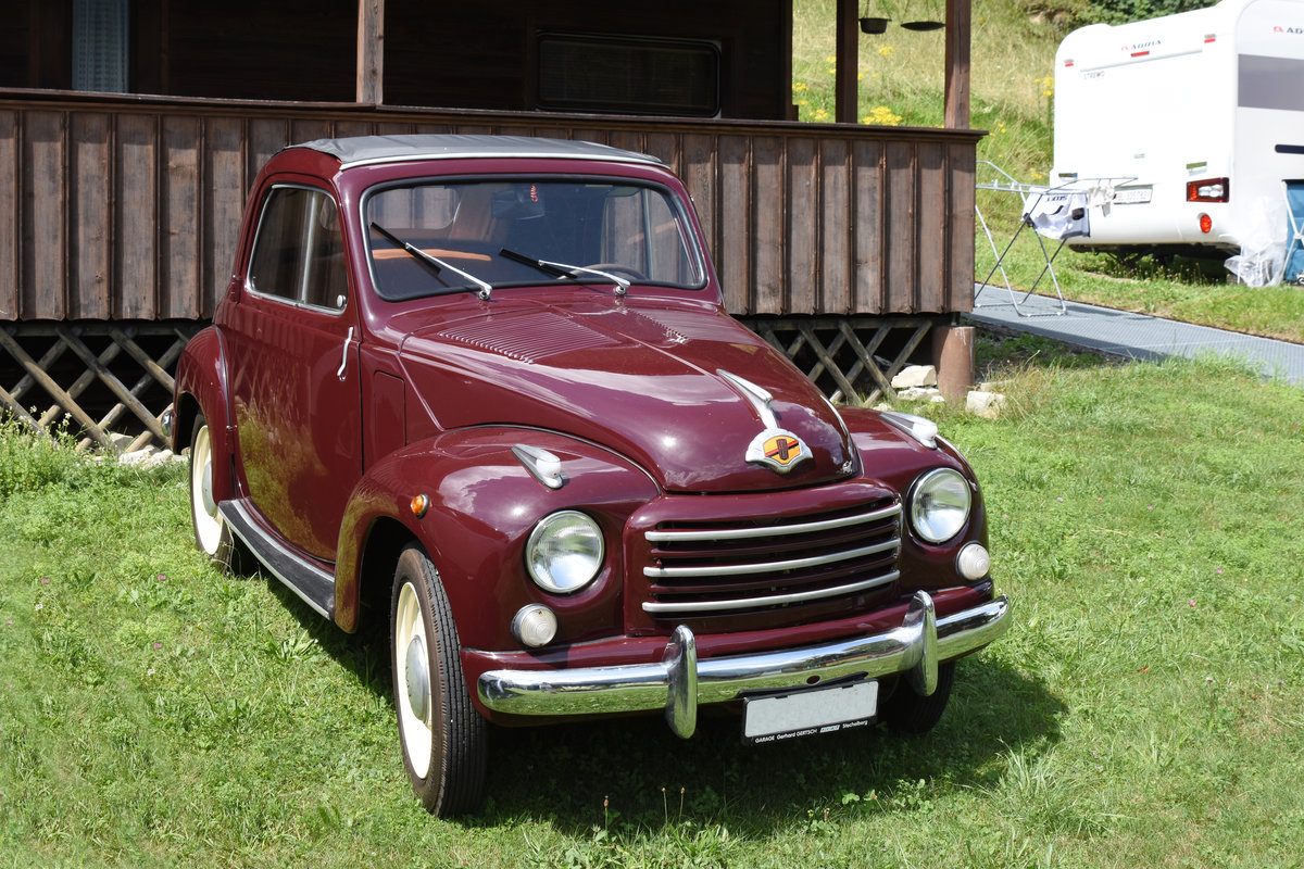 Fiat 500 Dopolino steht auf einem Zeltplatz im Berner Oberland. Die Aufnahme stammt vom 26.07.2020.