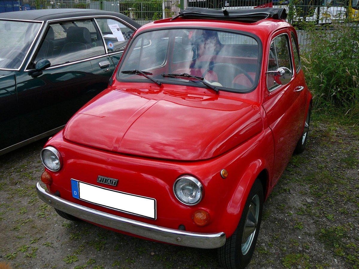 Fiat 500 L, produziert in den Jahren 1965 bis 1972. Das L steht für die  Luxusausführung  des Modelles 500 F. Der im Heck verbaute Zweizylinderreihenmotor leistet 18 PS aus einem Hubraum von 499,5 cm³. Der abgelichtete Cinquecento stammt aus dem Jahr 1970. Oldtimertreffen an der  Alten Dreherei  im Juni 2016.