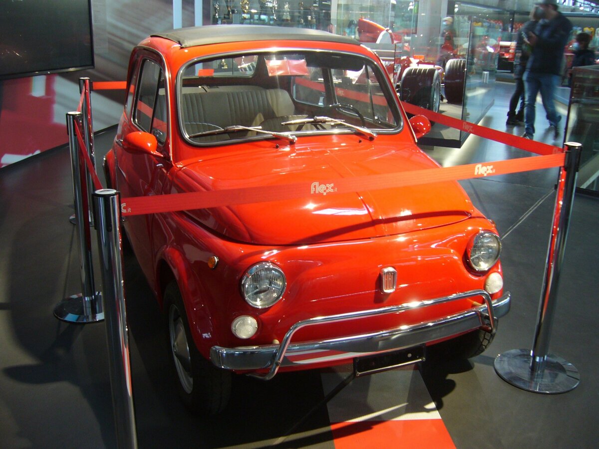 Fiat 500 L, produziert in den Jahren 1965 bis 1972. Das L steht für die  Luxusausführung  des Modelles 500 F. Der im Heck verbaute Zweizylinderreihenmotor leistet 18 PS aus einem Hubraum von 499,5 cm³. Der abgelichtete Cinquecento stammt aus dem Besitz des siebenfachen Formel 1 Weltmeisters Michael Schumacher. Motorworld Cologne am 19.02.2022.