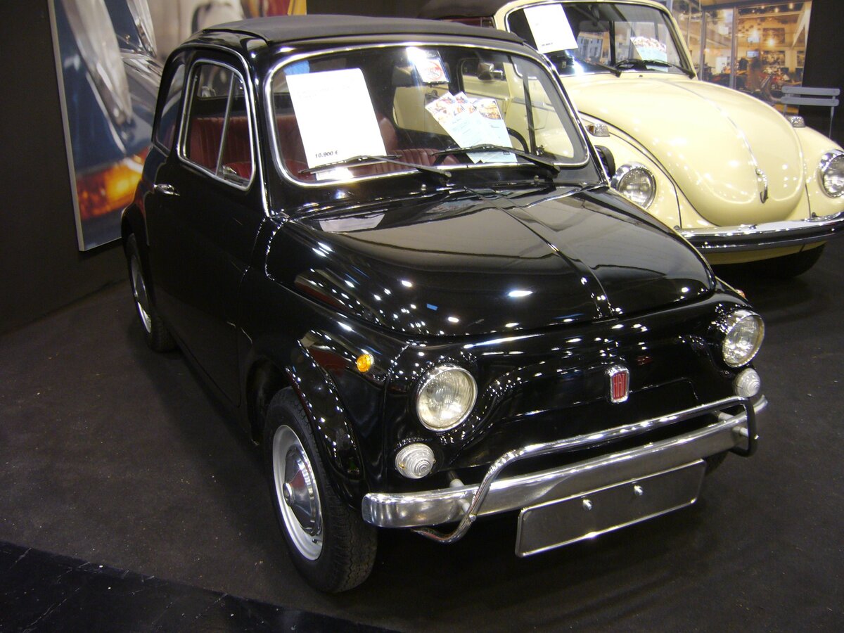 Fiat 500 L, produziert in den Jahren 1965 bis 1972. Das L steht für die  Luxusausführung  Lusso des Modelles 500 F. Der im Heck verbaute Zweizylinderreihenmotor leistet 18 PS aus einem Hubraum von 499,5 cm³. Der abgelichtete Cinquecento wurde 1970 produziert. Essen Motorshow am 06.12.2023.