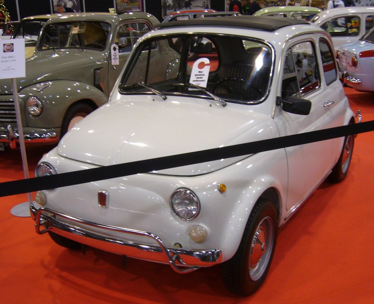 Fiat 500 L, produziert in den Jahren 1965 bis 1972. Das L steht für die  Luxusausführung  Lusso des Modelles Fiat 500 F. Der im Heck verbaute Zweizylinderreihenmotor leistet 18 PS aus einem Hubraum von 499,5 cm³. Der abgelichtete Cinquecento wurde 1970 produziert. Essen Motorshow am 06.12.2023.