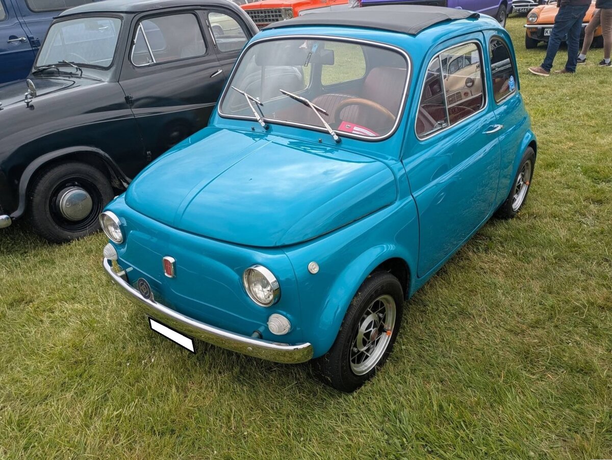 Fiat 500 L, produziert in den Jahren 1965 bis 1972. Das L steht f�r die  Luxusausf�hrung  Lusso des Modelles 500 F. Der im Heck verbaute Zweizylinderreihenmotor leistet 18 PS aus einem Hubraum von 499,5 cm�. Der gezeigte  Cinquecento  wurde im Juni 1970 erstmalig zugelassen. Castle Combe Vintage Show am 19.05.2024 in Wiltshire/England.