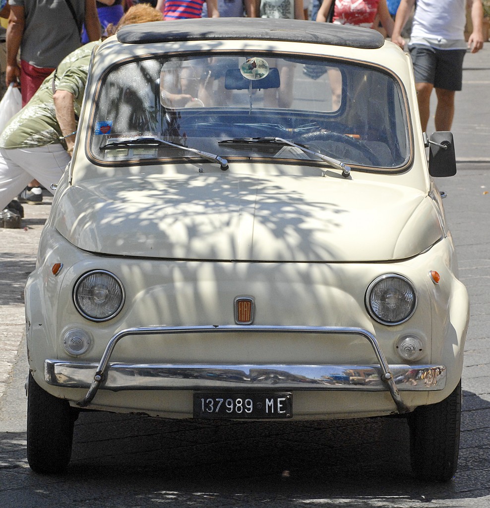 Fiat 500 L in Taormina, Sizilien. Aufnahmedatum: 30. Juni 2013.