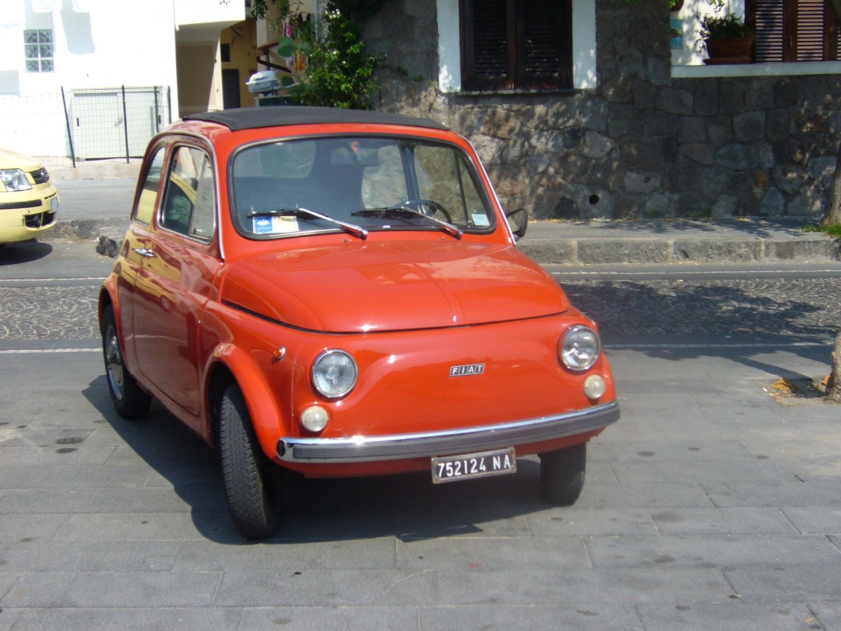 Fiat 500 R. 1972 - 1975. Das Modell 500 R war die letzte Baureihe des bereits im Jahr 1957 erschienenen Nuova Cinquecento. Hier leistet der im Heck verbaute 2-Zylinderreihenmotor aus einem Hubraum von 594 cm³ 18 PS. Ischia-Ponte am 11.07.2015.
